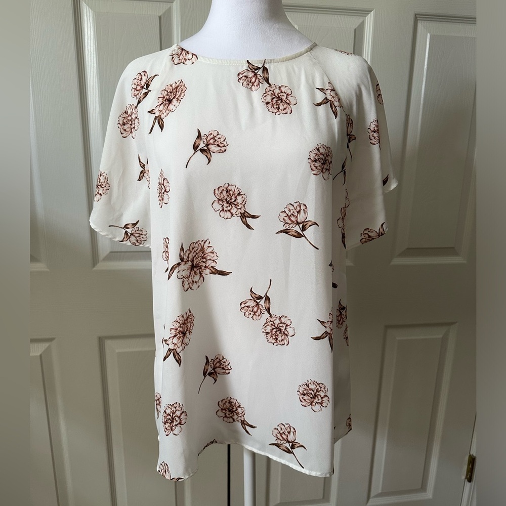Ann Taylor floral top, short sleeves, size Small
